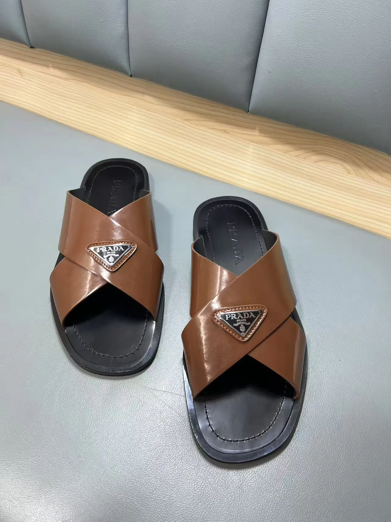 340💰PRADA Prada’s latest slippers are synchronized with the official website. This slipper is made of the brand’s unique and iconic Saffiano leather. The brand logo jumps out from the double straps, and the brand style is clearly visible. Cowhide gives men elegant charm and functional design, making it an ideal choice for vacation and leisure. Size:38-45